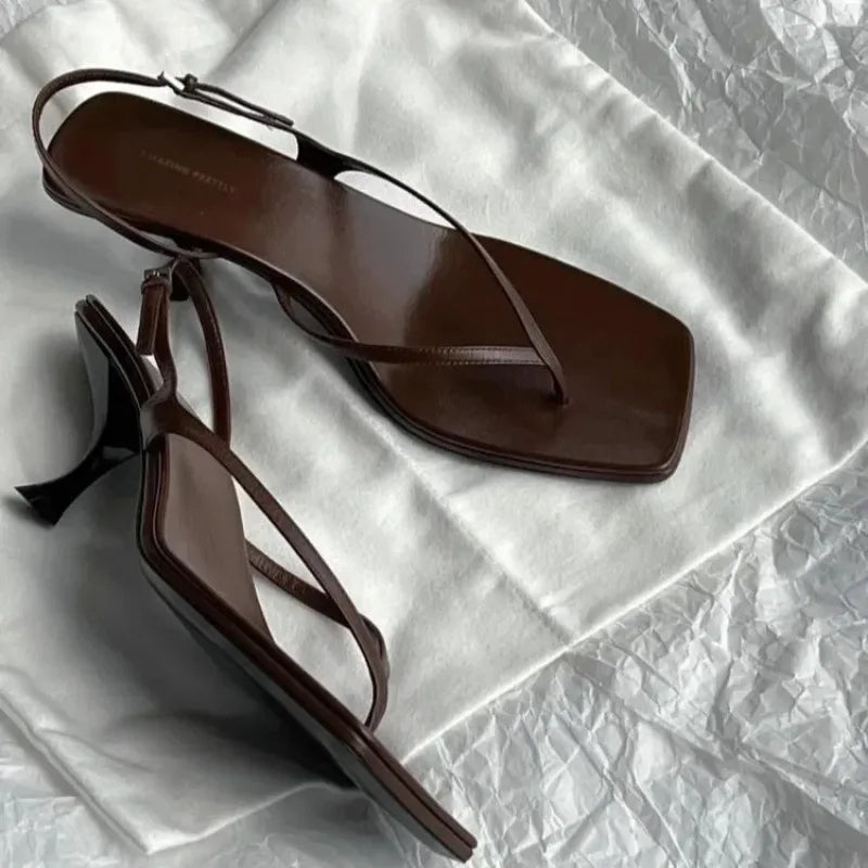 Sandalias de mujer con punta cuadrada, tacón kitten y diseño de clip en el dedo.