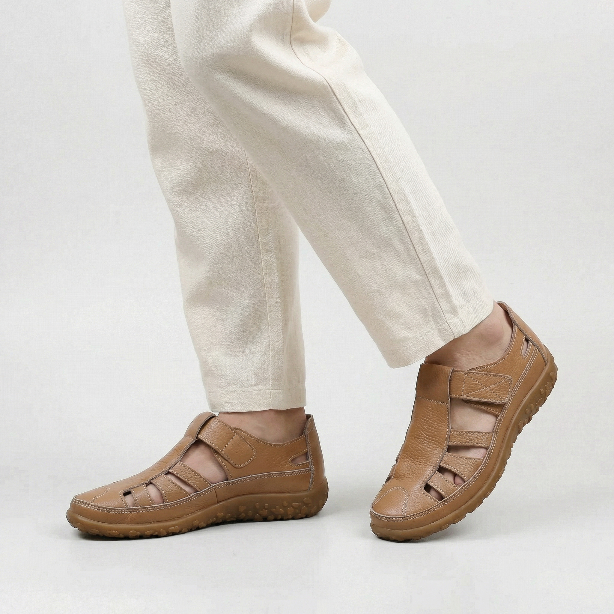 Sandales de marche pour femmes en cuir à bout fermé avec bride ajustable et semelle confortable