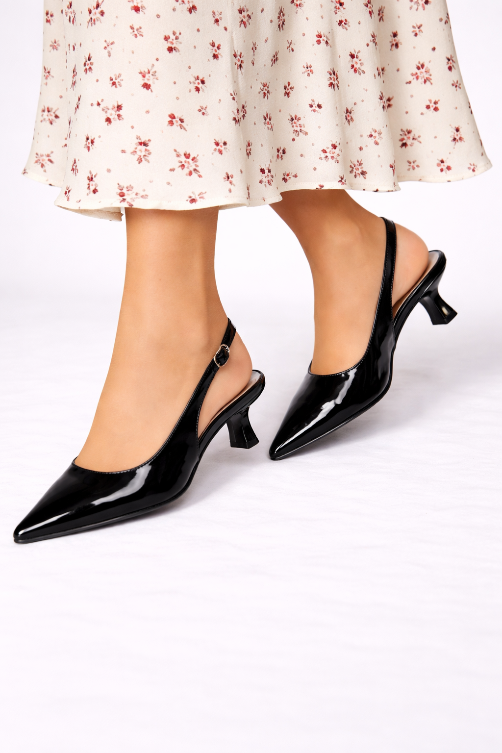 Dam Pumps med spetsig tå, slingback och kittenklack, justerbar rem, glansiga festskor