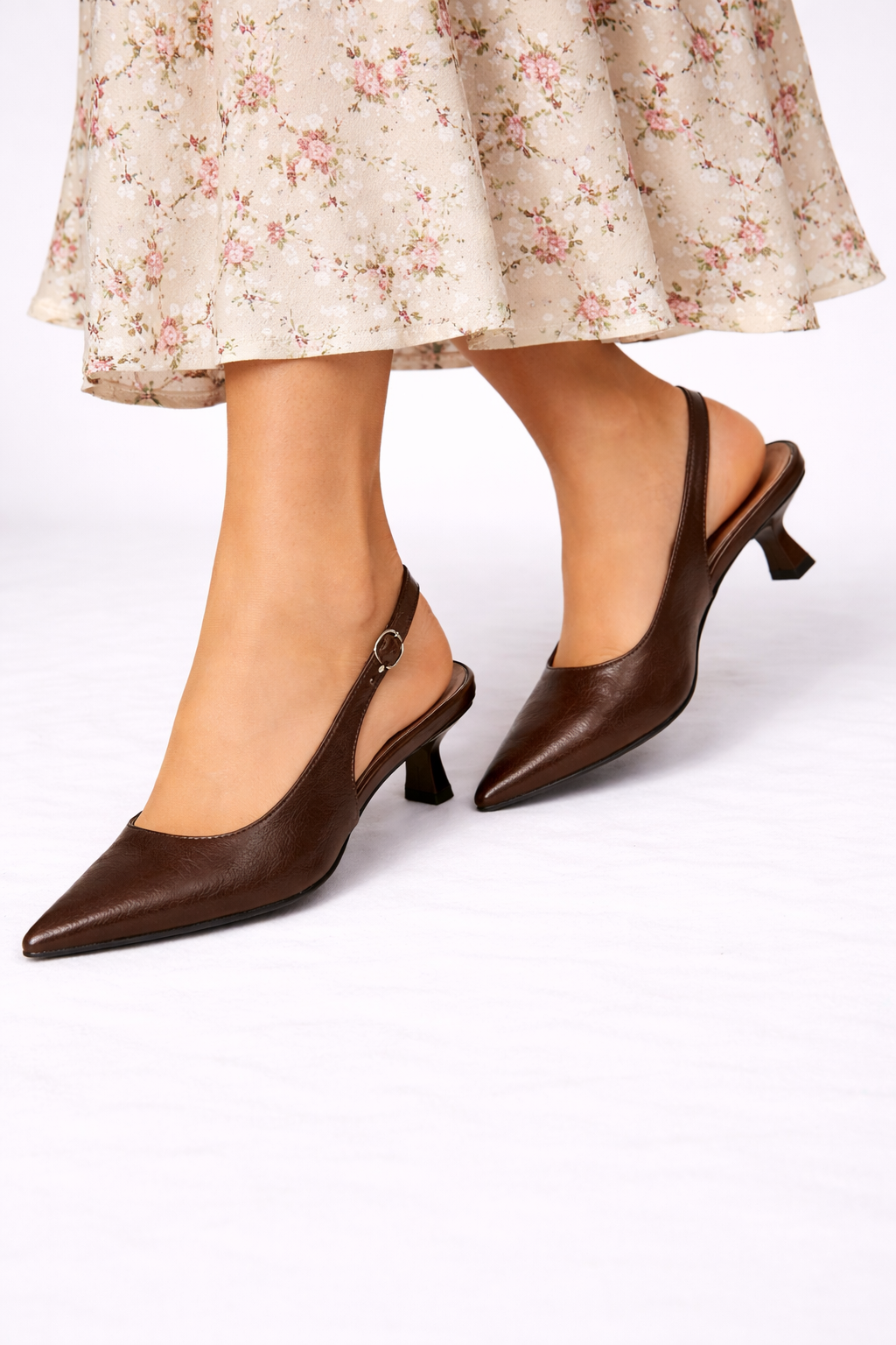 Dam Pumps med spetsig tå, slingback och kittenklack, justerbar rem, glansiga festskor