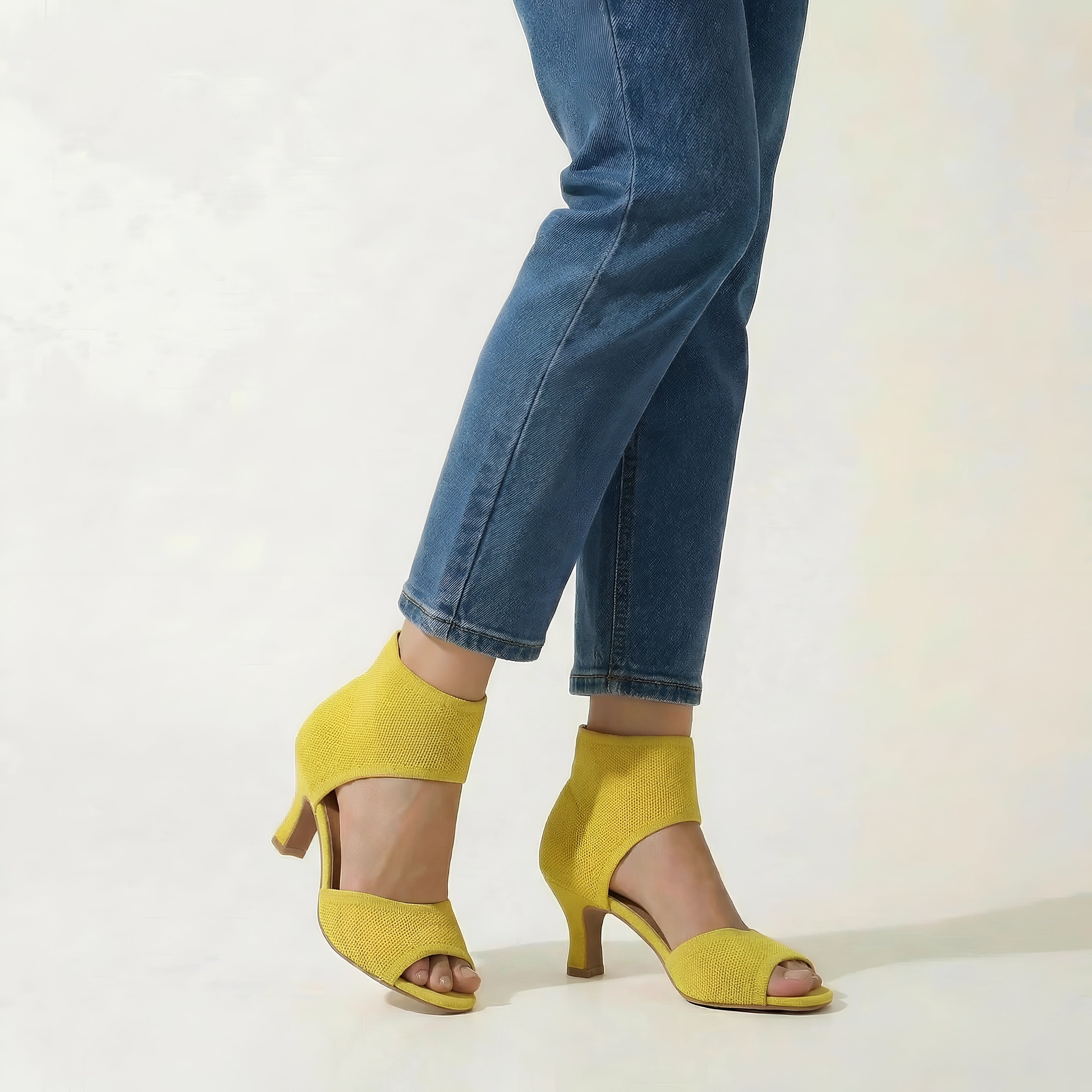 Dámské sandály na středním podpatku s otevřenou špičkou a páskem kolem kotníku, společenská obuv na formální události