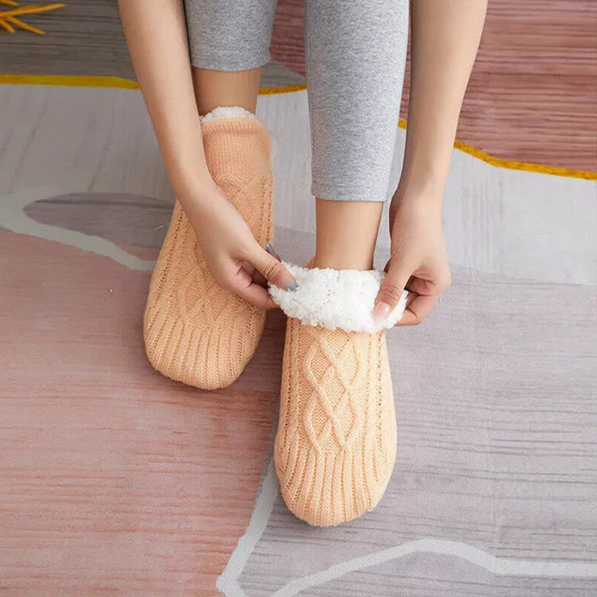 Dámské protiskluzové ponožky s bačkorovým střihem a fleecovou podšívkou - pružný pletený lem, protiskluzová podrážka