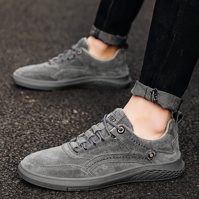 Herresneakers i ruskind, lave, snørebånd, gåsko