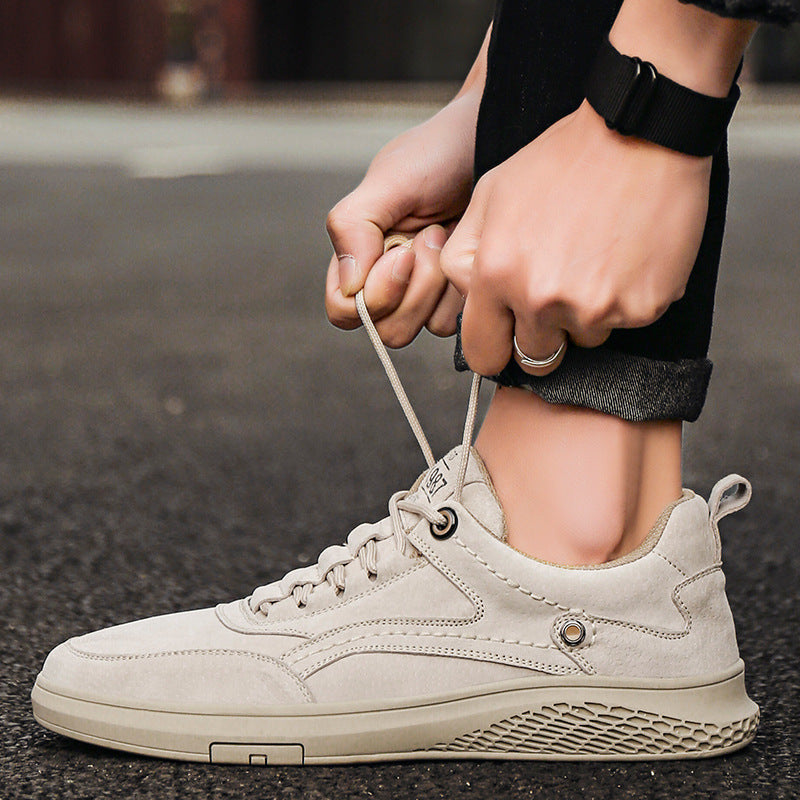 Herresneakers i ruskind, lave, snørebånd, gåsko