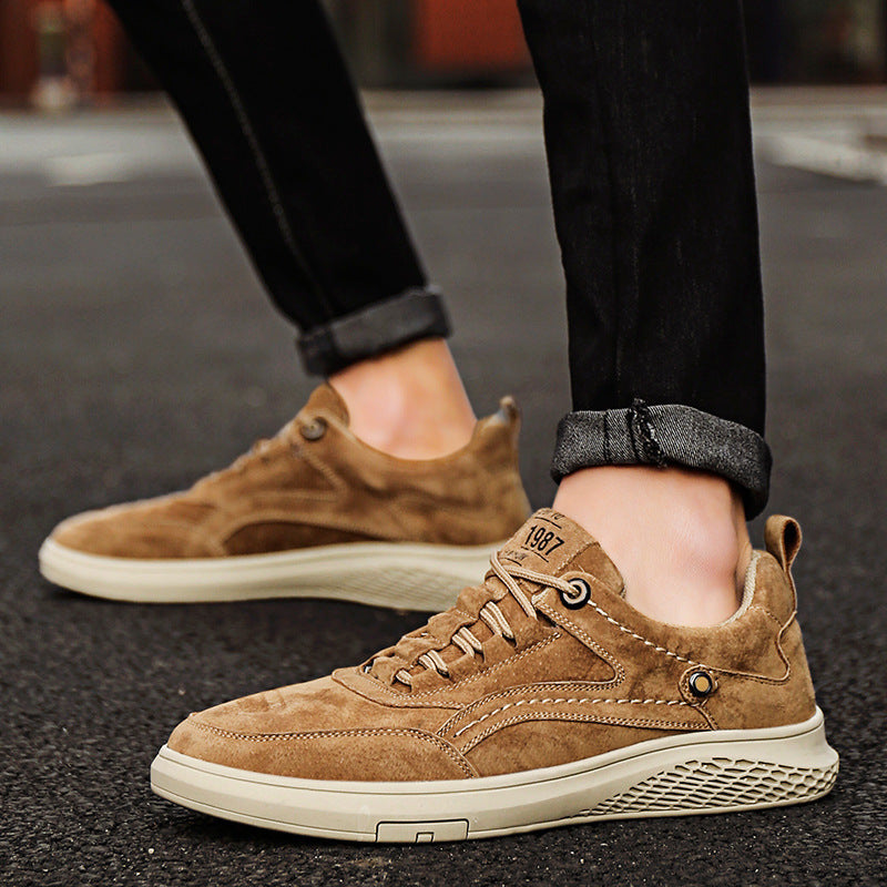 Herresneakers i ruskind, lave, snørebånd, gåsko