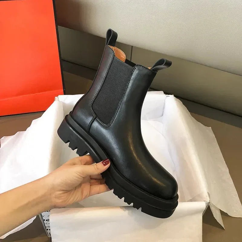 Bekväma chelseaboots för kvinnor i vadlängd – elastiska sidopaneler, kraftig yttersula