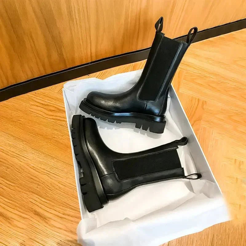 Bekväma chelseaboots för kvinnor i vadlängd – elastiska sidopaneler, kraftig yttersula