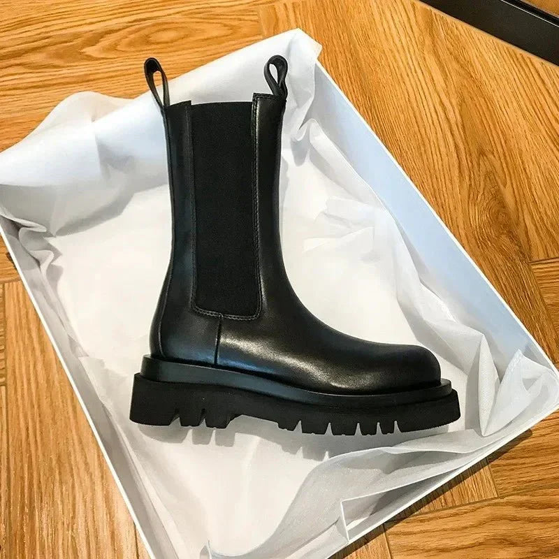 Bekväma chelseaboots för kvinnor i vadlängd – elastiska sidopaneler, kraftig yttersula