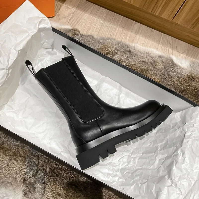 Bekväma chelseaboots för kvinnor i vadlängd – elastiska sidopaneler, kraftig yttersula