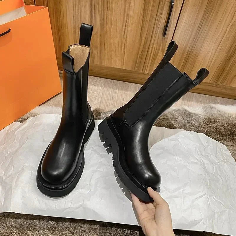 Bekväma chelseaboots för kvinnor i vadlängd – elastiska sidopaneler, kraftig yttersula