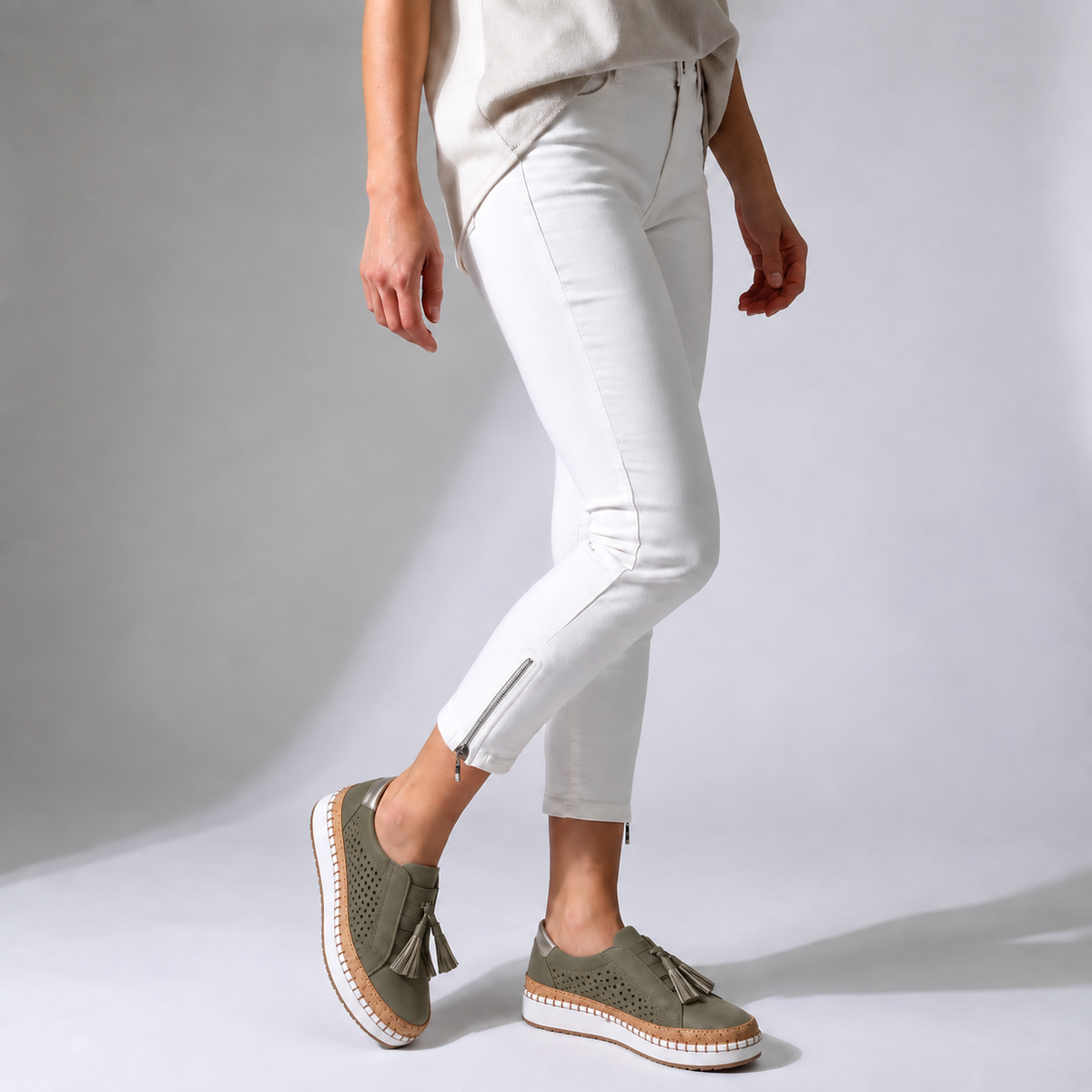 Mocassini ortopedici slip-on con plateau e tomaia in camoscio di supporto