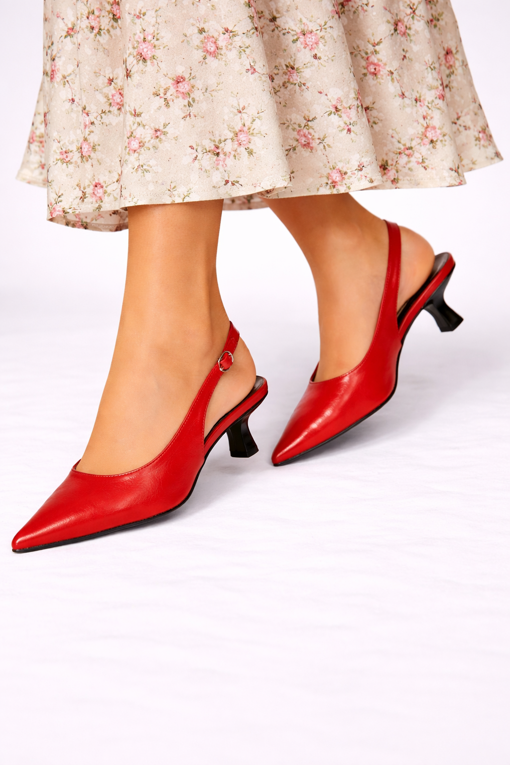 Dam Pumps med spetsig tå, slingback och kittenklack, justerbar rem, glansiga festskor